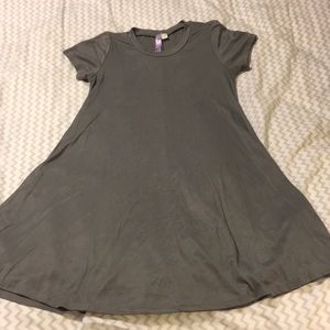 gray short-sleeved T-shirt dress